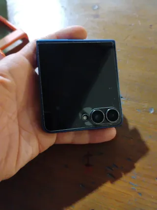 Samsung Galaxy Z Flip 7 blu