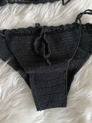 Bikini negro 36 y pantalón corto estampado talla M