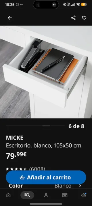 Scrivania bianca e sedia ergonomica nera