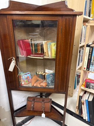 Esquinera de caoba con cristal