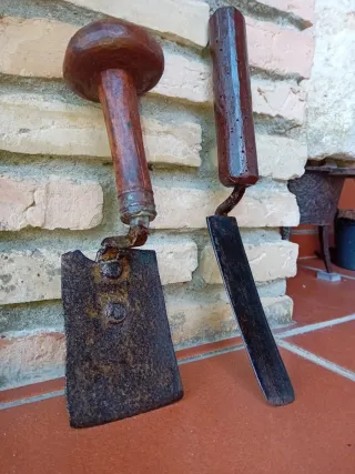 Antiguos pujavantes de madera y metal