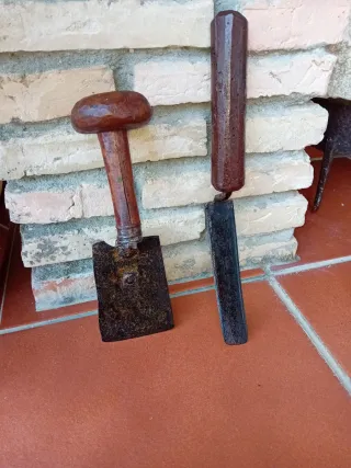Antiguos pujavantes de madera y metal