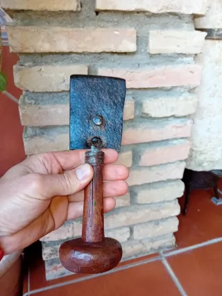 Antiguos pujavantes de madera y metal