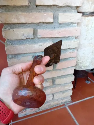 Antiguos pujavantes de madera y metal