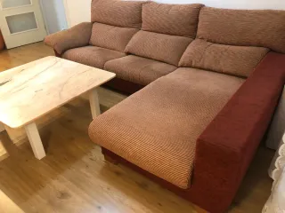 Sofá seccional y mesa de centro