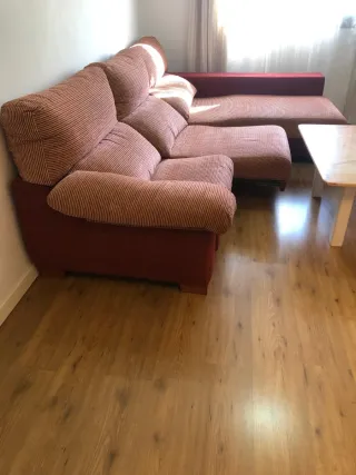 Sofá seccional y mesa de centro