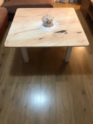 Sofá seccional y mesa de centro