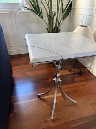 Mesa auxiliar mármol y metal