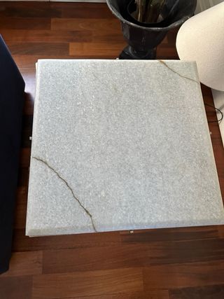 Mesa auxiliar mármol y metal