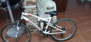 Bicicleta 26' con suspensión - necesita arreglo