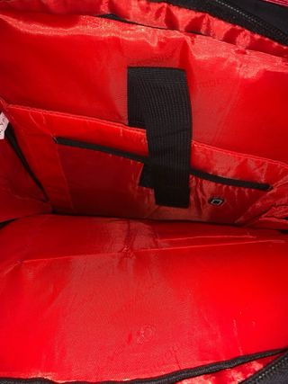 Mochila portátil negra y roja