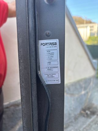 Puerta blindada con cerradura