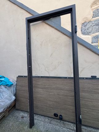 Puerta blindada con cerradura