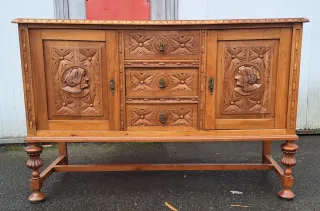 Aparador rústico de madera tallada