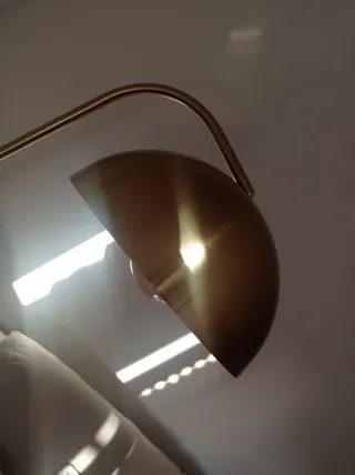 Lámpara de pie dorada diseño moderno