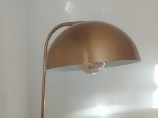 Lámpara de pie dorada diseño moderno