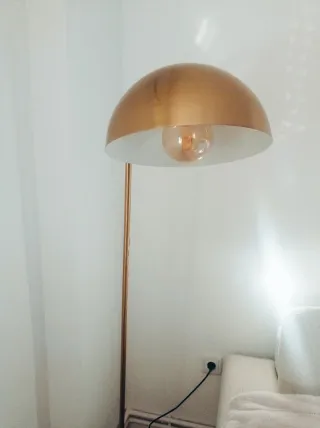 Lámpara de pie dorada diseño moderno