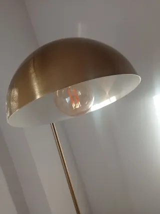 Lámpara de pie dorada diseño moderno