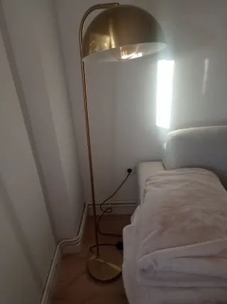 Lámpara de pie dorada diseño moderno