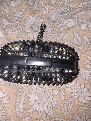 Bolso Christian Louboutin tachuelas negro/dorado