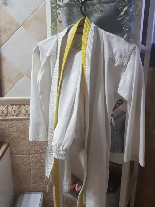 Kimono Talla 140cm Blanco y Amarillo más cinturón