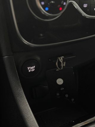 Renault Clio zen 90cv solo 12.000kms pegatina c