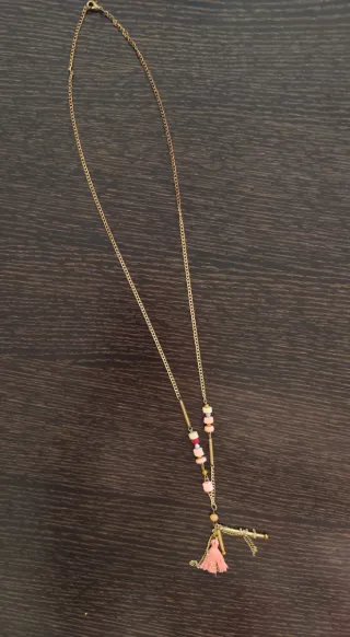 Collar largo dorado con abalorios y borla