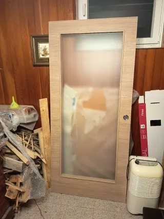 Puerta corredera con cristal translúcido