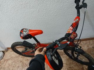 Bicicleta infantil roja