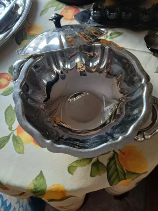 Juego sopera y varios de aluminio.