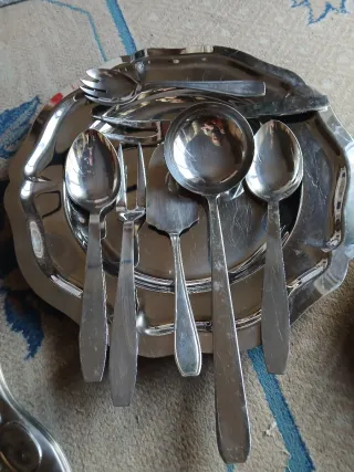 Juego sopera y varios de aluminio.