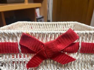 Cesta de mimbre con lazo rojo
