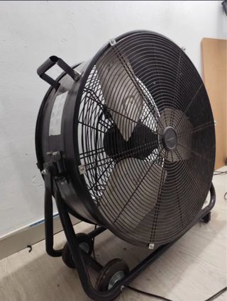 Ventilador industrial negro con ruedas