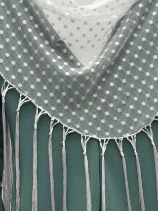 Mantón plumeti blanco con flecos