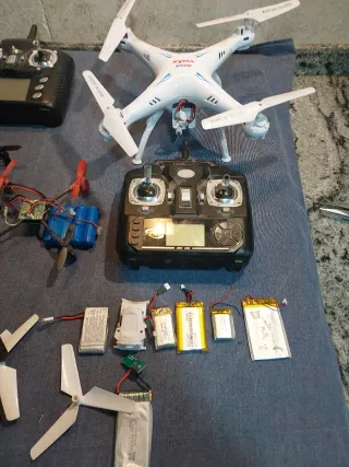 Lote di droni e telecomandi per pezzi o riparazione
