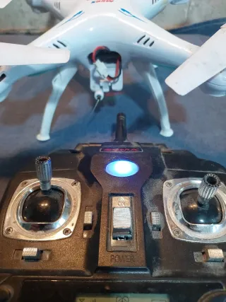 Lote di droni e telecomandi per pezzi o riparazione