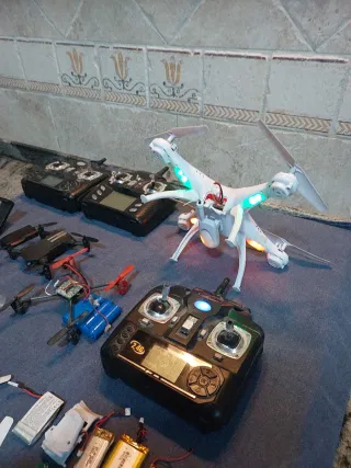 Lote di droni e telecomandi per pezzi o riparazione