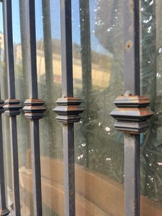 Puerta de forja exterior con cristal