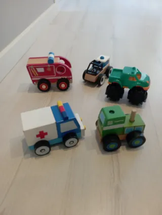 Juguetes de madera: coches y tractor