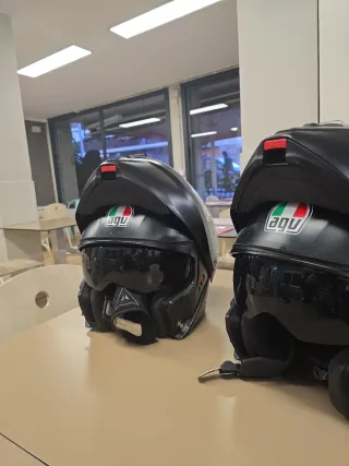2 Cascos modulares AGV Negros