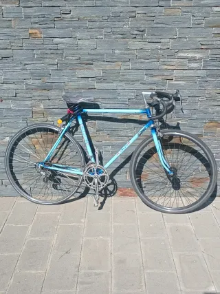 Bicicleta azul con candado y 3 llaves