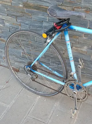 Bicicleta azul con candado y 3 llaves