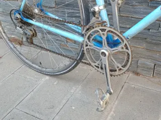 Bicicleta azul con candado y 3 llaves