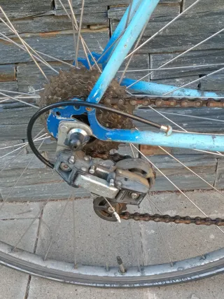 Bicicleta azul con candado y 3 llaves