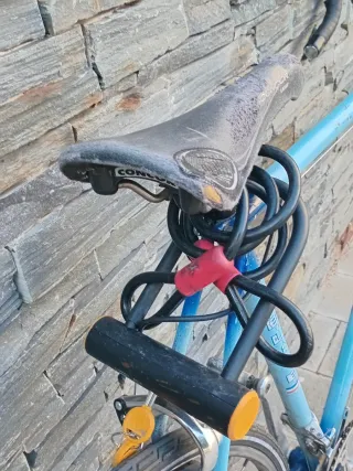 Bicicleta azul con candado y 3 llaves