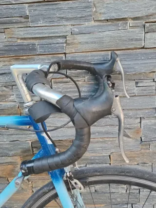 Bicicleta azul con candado y 3 llaves