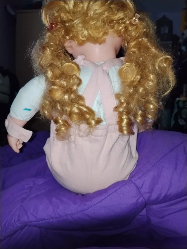 Muñeca antigua rubia.regalo 5 conjuntos de rolñpa