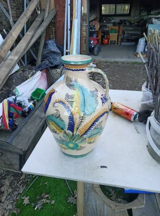 Cántaro esmaltado decorado con ave