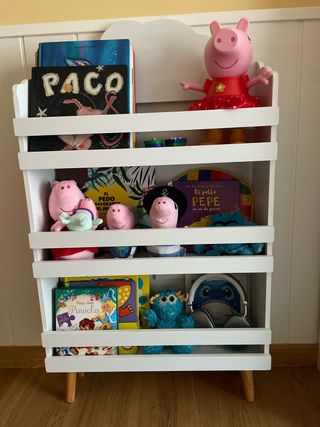 Librería infantil blanca con patas de madera