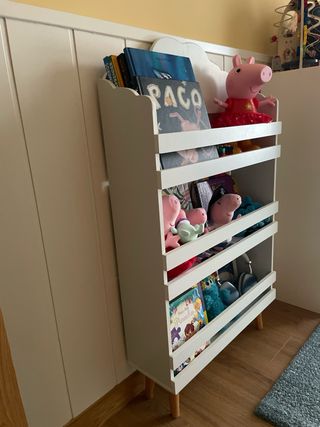 Librería infantil blanca con patas de madera